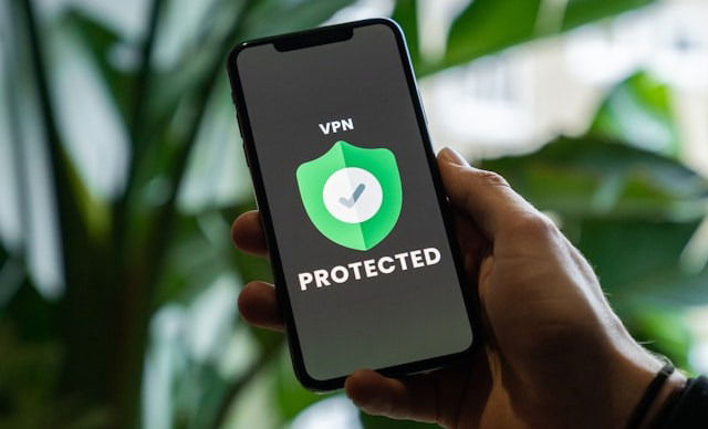 VPN protégé écrit sur un écran de téléphone