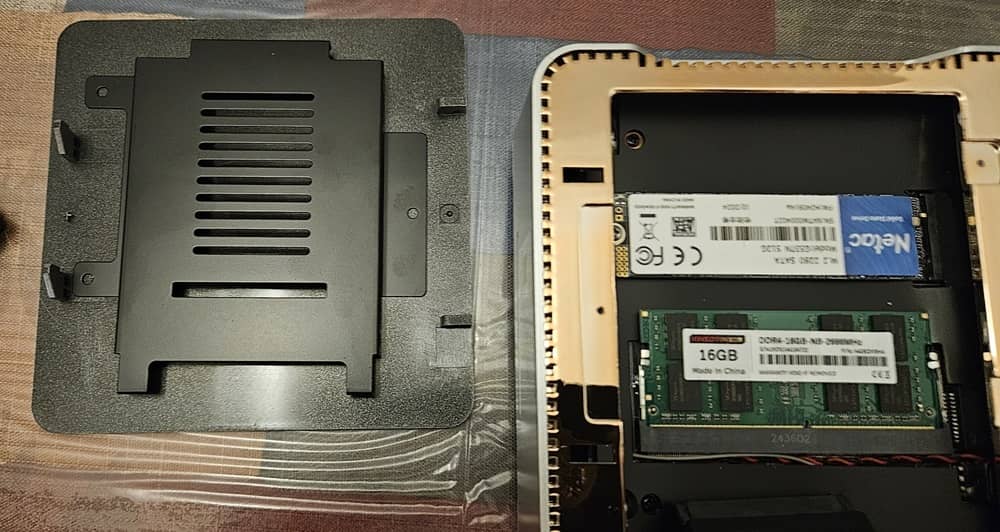 A l'intérieur du Kamrui avec RAM et SSD.