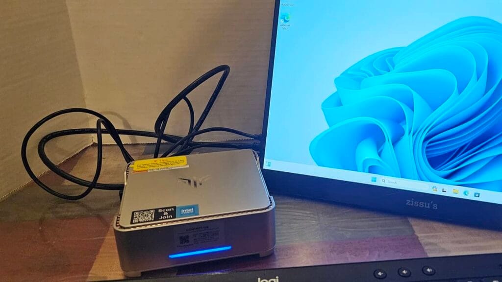 Kamrui Gk3plus next to monitor.