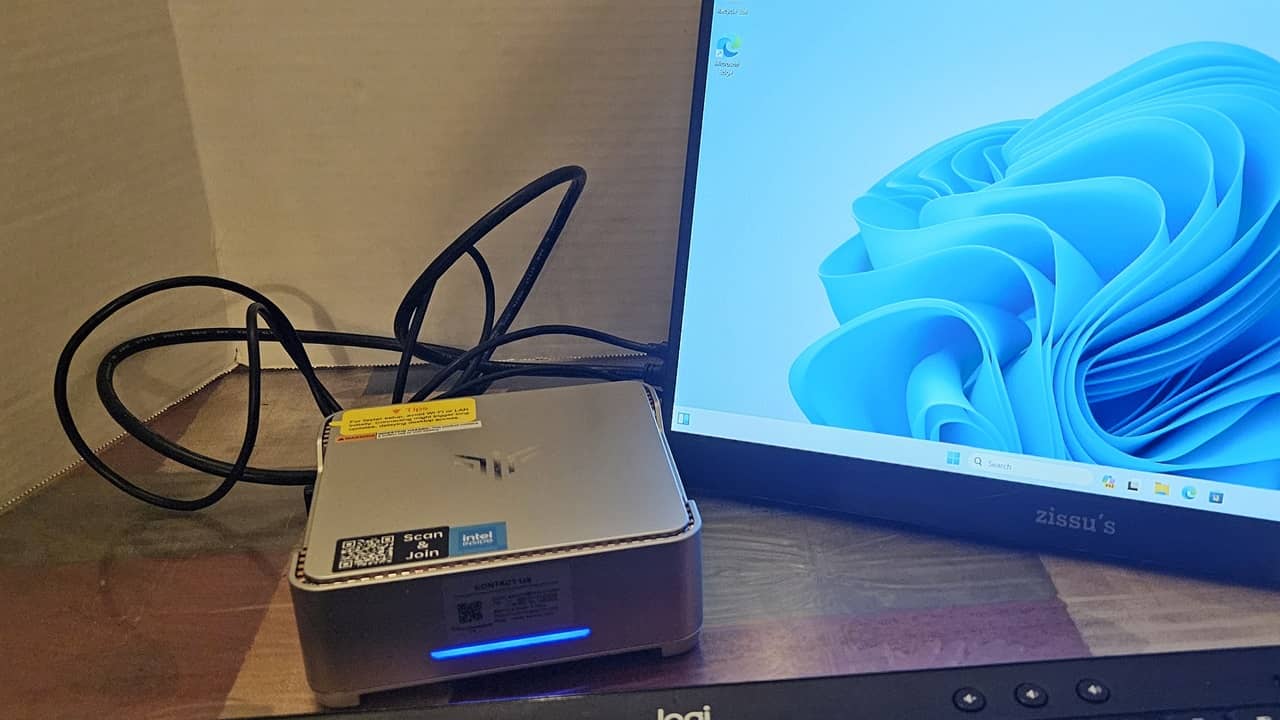 Kamrui Gk3plus next to monitor.