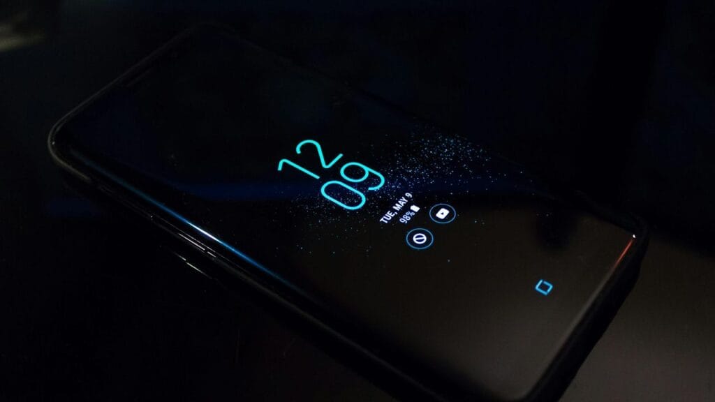 Featured image: Android lock screen in always-on mode with app notifications on lock screen.