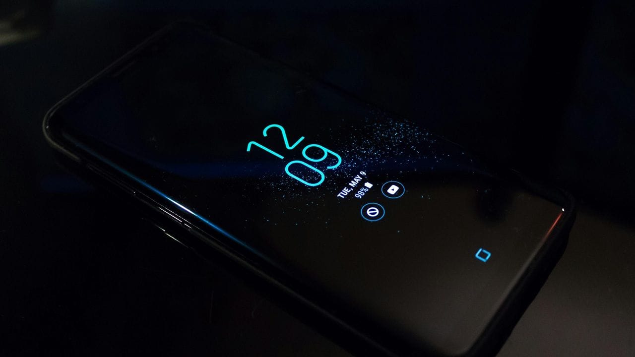 Featured image: Android lock screen in always-on mode with app notifications on lock screen.