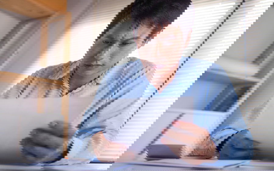 homme triste et frustré regardant le papier