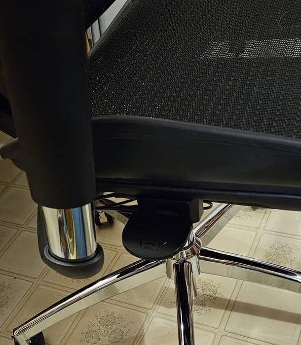 Chaise Sihoo avec commande côté droit.