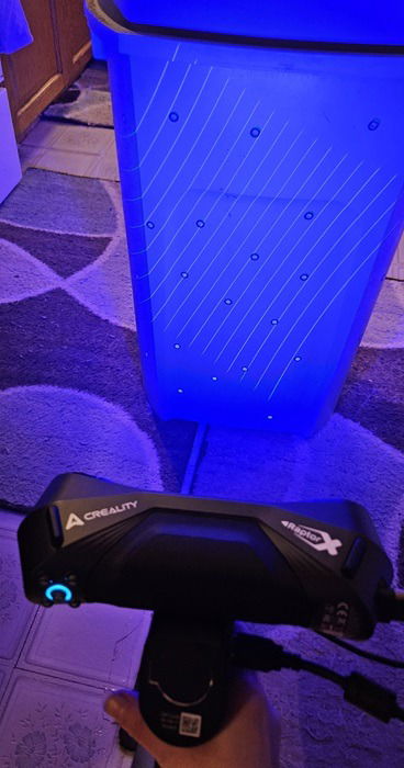 Scanner une poubelle avec des lumières bleues.