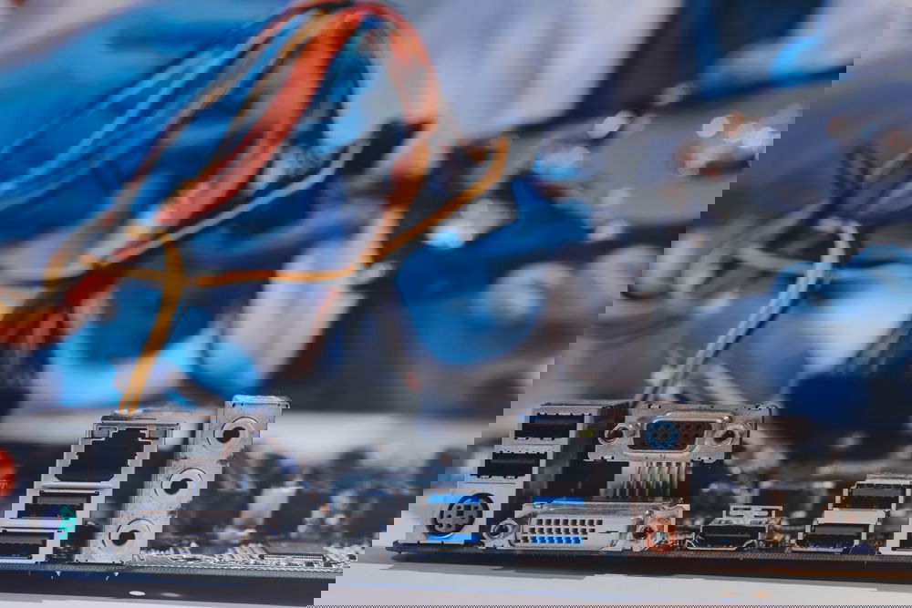Techniciens fixant la carte mère PC