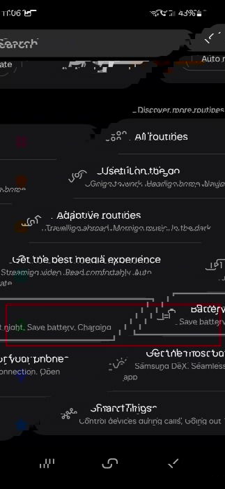 Appuyez sur l'option de batterie dans les options de routine Bixby prédéfinies sur le téléphone Samsung Galaxy.