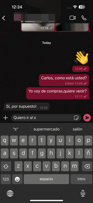 Nouveau clavier de langue en action dans l'application WhatsApp sur iPhone.