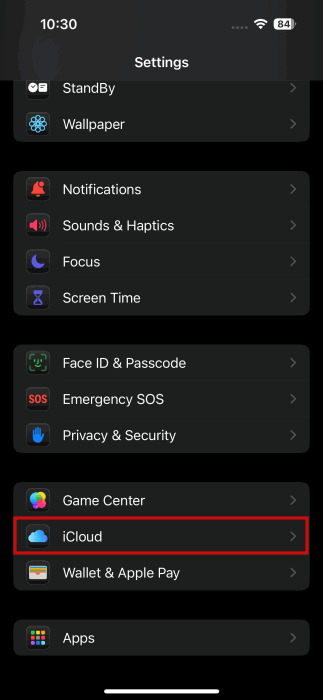 Naviguer vers iCloud dans les paramètres de l'iPhone.