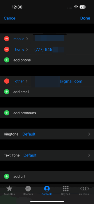 Édition de données de contact sur l'iPhone.