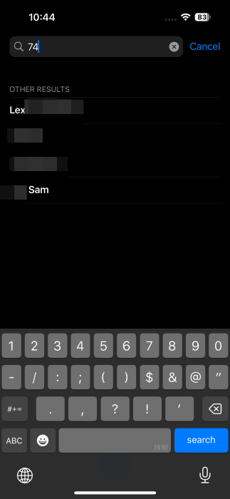 Recherche d'un numéro dans l'application Contacts sur iPhone.