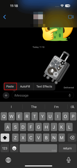 Écouter des emoji personnalisés dans des messages chat sur iPhone.