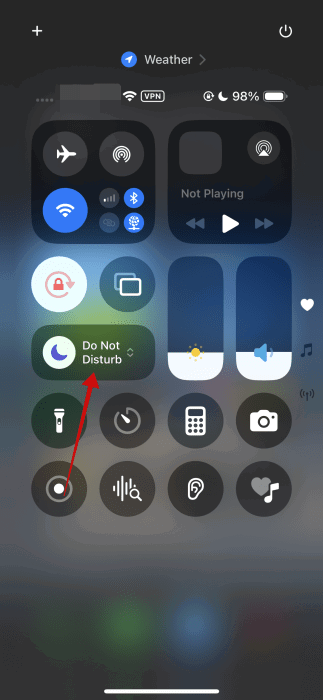 Appuyant sur des carreaux DND sur le centre de contrôle de l'iPhone.