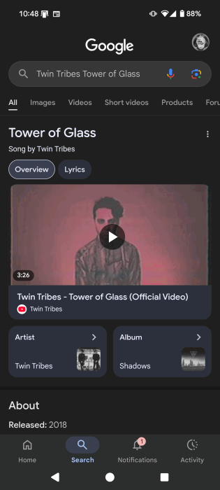 Application Gemini sur Android affichant les résultats de recherche dans Google Recherche de la chanson identifiée.