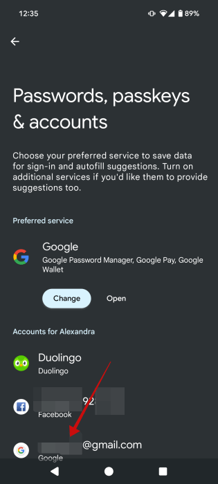 Tappant sur le compte Gmail dans