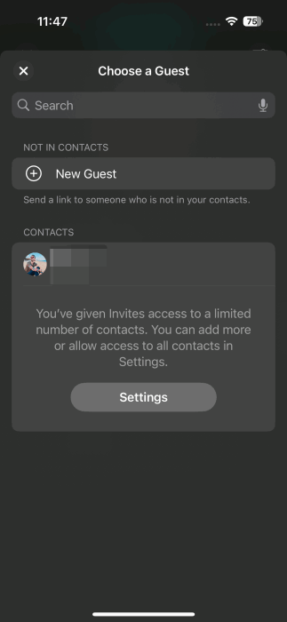 Choisir un invité pour envoyer un lien unique à l'événement via l'invitation de l'application sur iPhone.