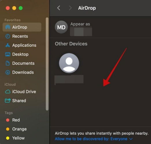 Faire glisser des fichiers dans l'espace Airdrop sur Mac pour partager avec d'autres appareils Apple.