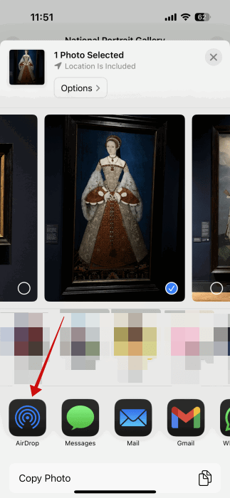 Sélection de l'option Airdrop dans le menu Partager sur iPhone.