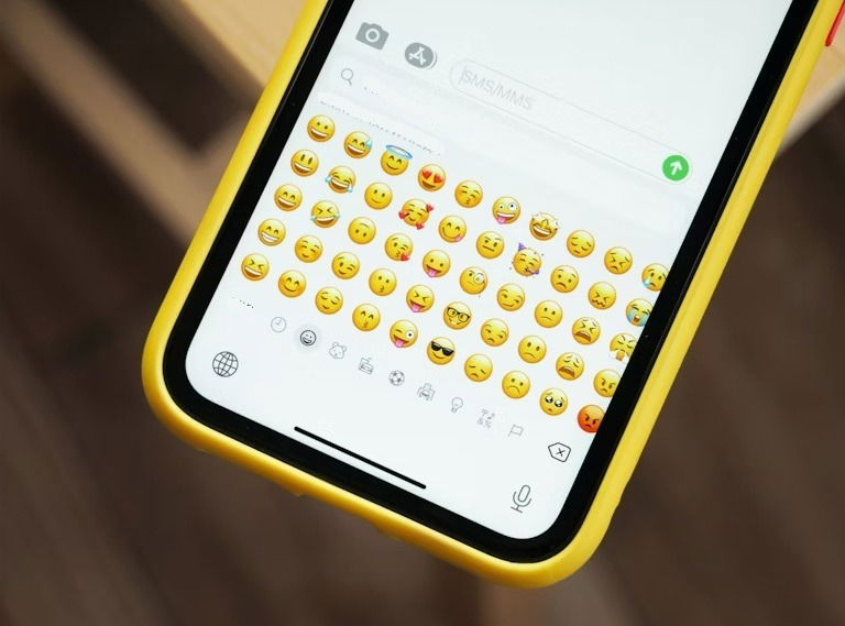 Envoi des emojis sur un téléphone.