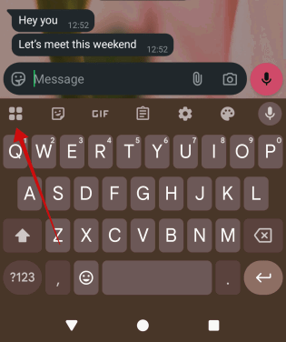 Appuyant sur quatre icônes carrées dans GBOARD tout en utilisant WhatsApp.