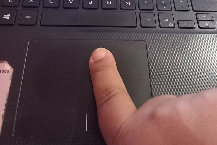 Utilisation d'un index pour un geste de pavé tactile à un doigt sur un ordinateur portable Windows.