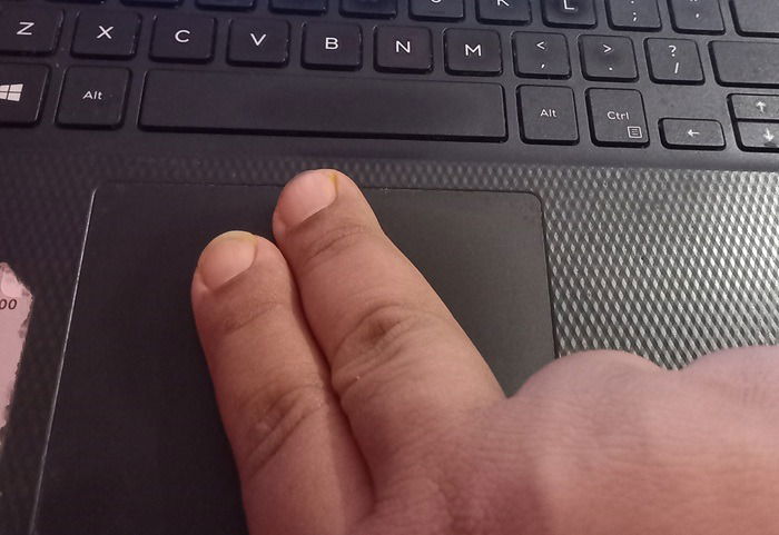 Utiliser deux doigts sur un trackpad pour faire défiler rapidement verticalement.
