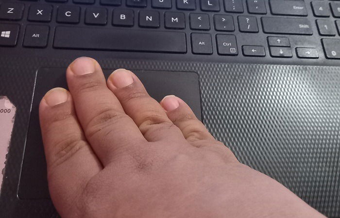 En utilisant quatre doigts ensemble comme un geste de pavé tactile.