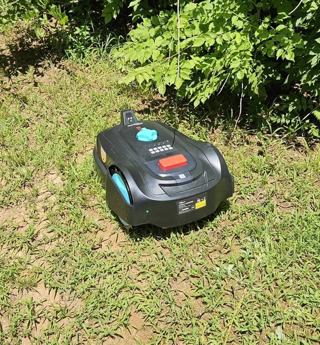 Gardcare M800Plus Robotic Lawn Tipeuse évitant les buissons.