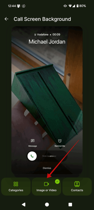 Opter si vous souhaitez une image ou une arrière-plan vidéo pour la carte d'appel de contact dans l'application Jolt.