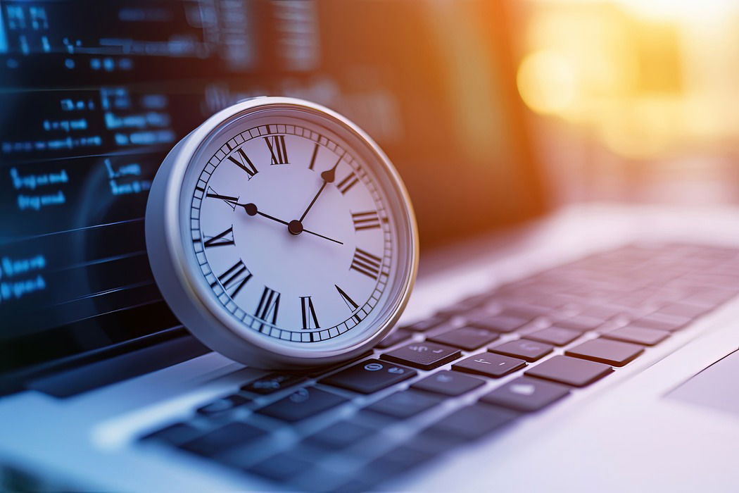 horloge à main sur un clavier pour ordinateur portable