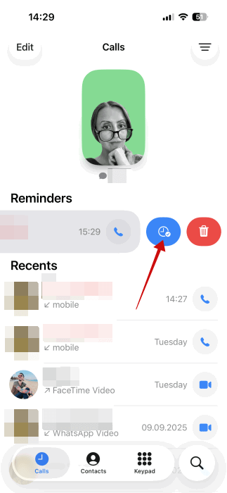 Glisser sur les rappels dans l'application téléphonique sur iPhone.