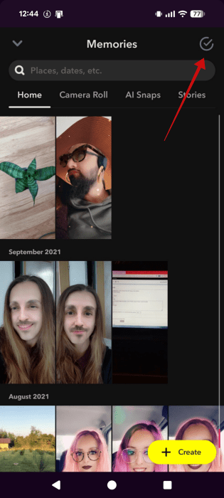 Appuyez sur l’icône de sélection dans Snapchat Memories.