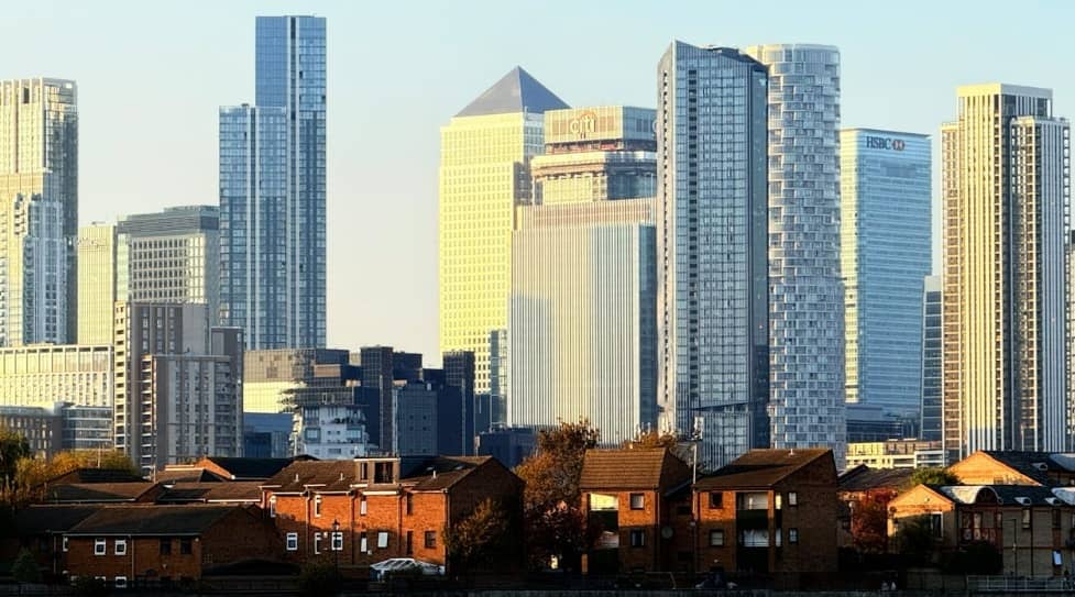 Grandes entreprises dans une ville.