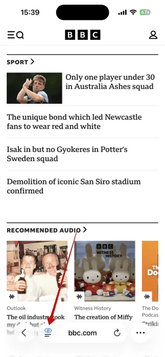 Appuyez sur l'icône en forme d'œil bleu sur la page Safari avec des éléments cachés sur iPhone.