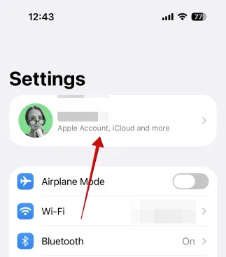 Appuyez sur le nom en haut des paramètres sur iPhone. 