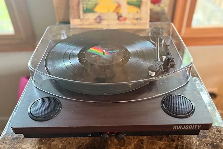 Jouer un vieux disque vinyle