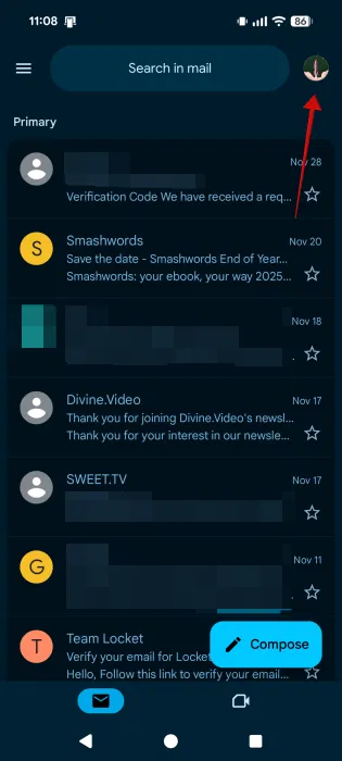 En appuyant sur la photo de profil dans l'application Gmail sur Android. 