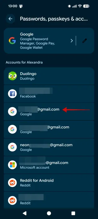 Sélection du compte Google dans la liste des comptes dans l'application Paramètres sur l'appareil Android.