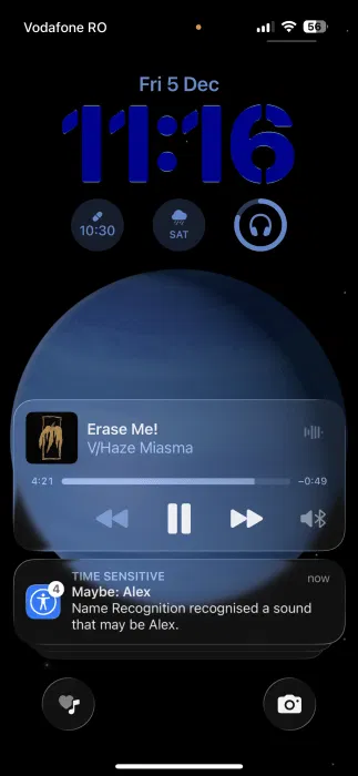Notification de reconnaissance de nom visible sur l'écran de verrouillage sur iPhone. 