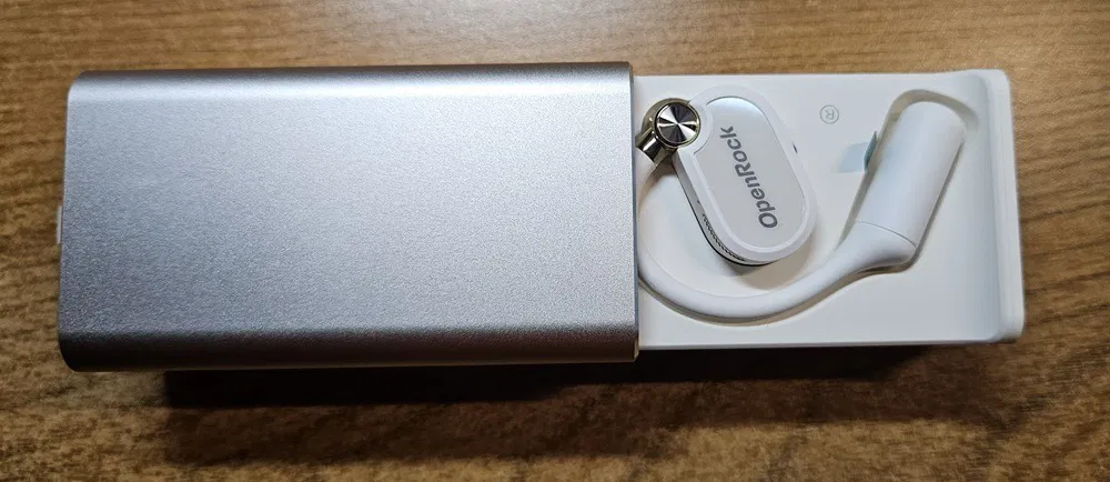 Boîtier OpenRock X ouvert avec des écouteurs à l'intérieur.