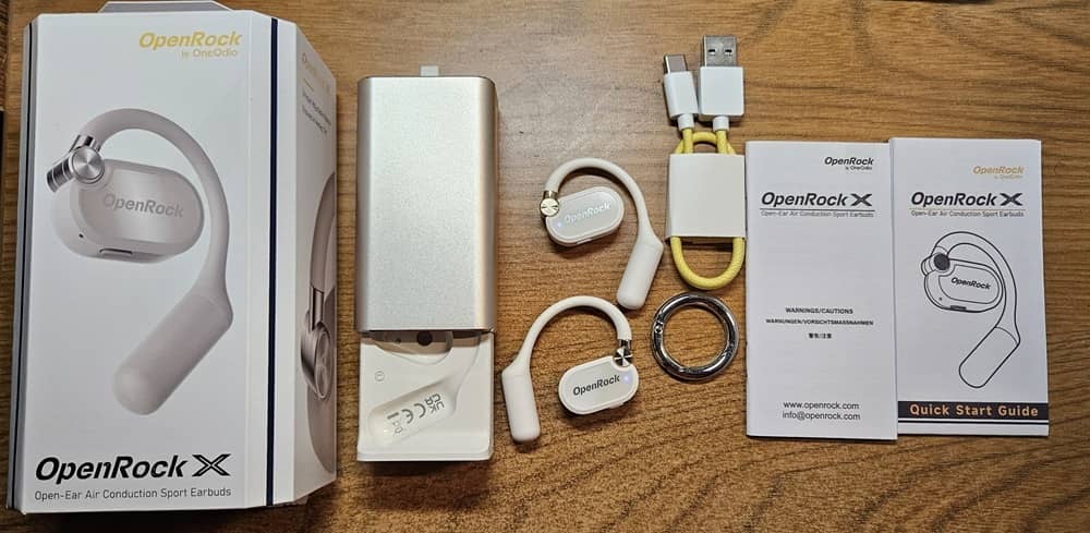 Écouteurs Openrock X Open Ear avec accessoires.