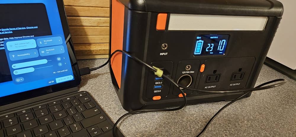 CYBPULTE C601 alimentant un Chromebook.