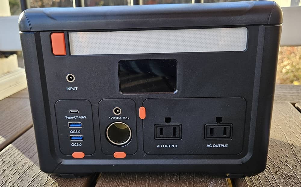 Ports d'entrée et de sortie sur la centrale électrique.