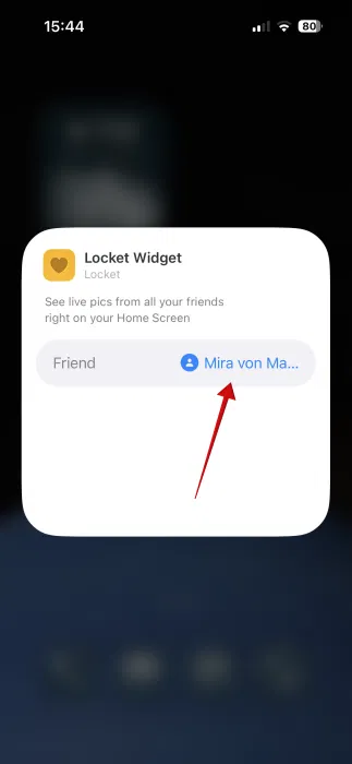 Sélection du contact pour le widget Locket sur iPhone. 