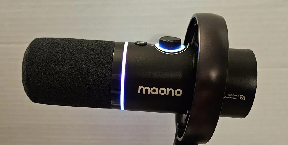 Éclairage RVB autour du micro.