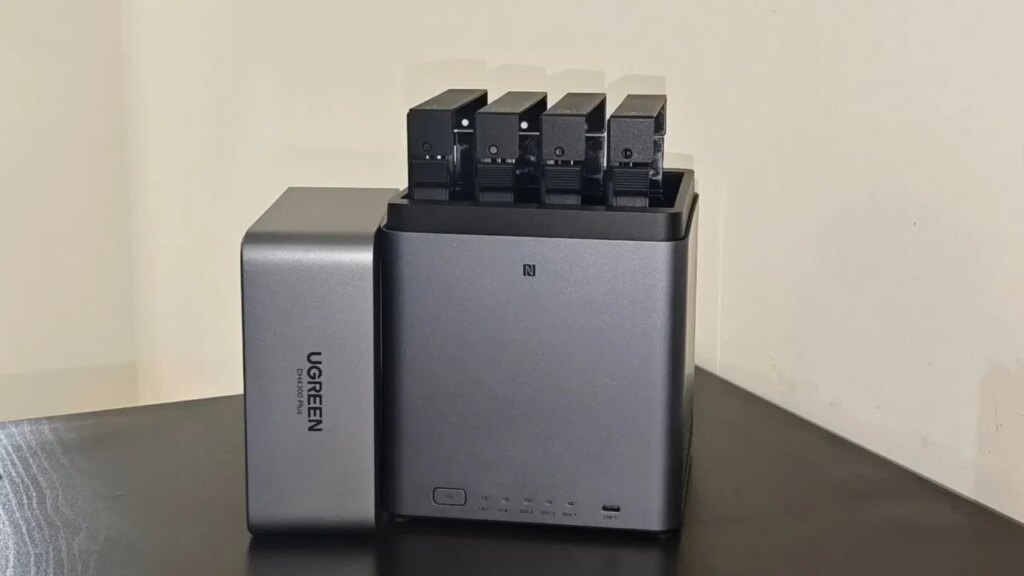 Dh4300 Plus kept on a wooden table