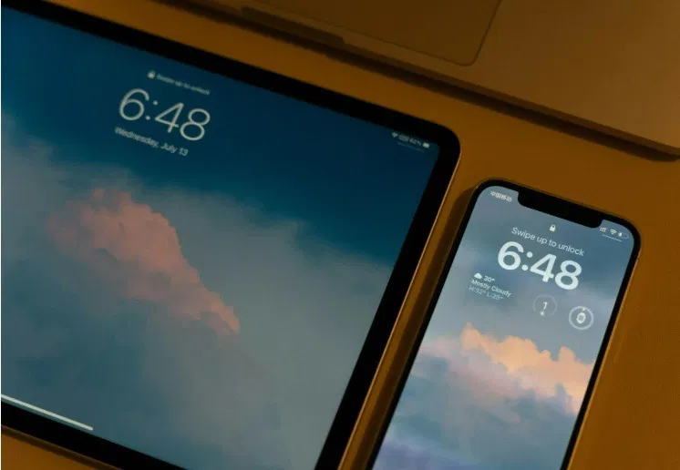 Application météo sur écran de verrouillage sur tablette et téléphone.