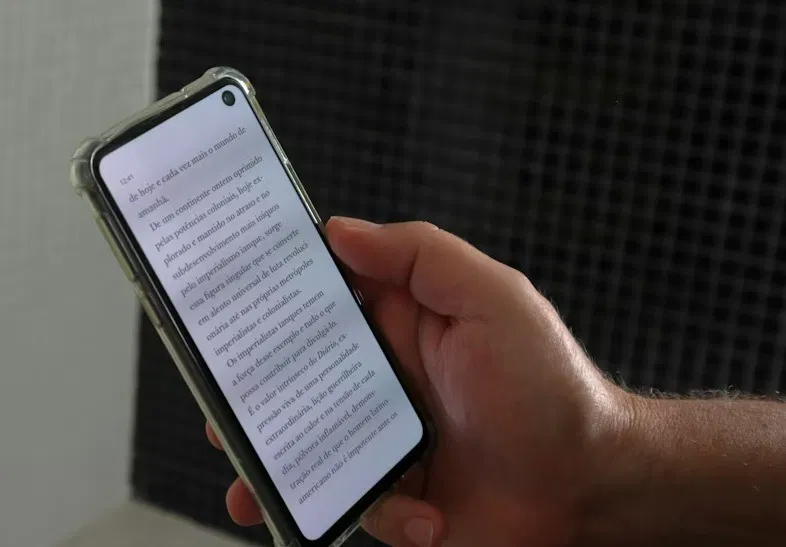 Main tenant un téléphone avec un ebook chargé.