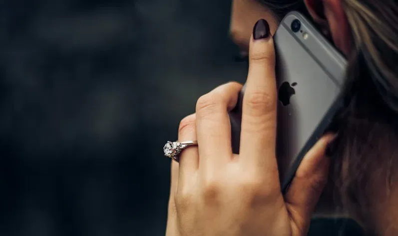 Femme parlant sur iPhone.