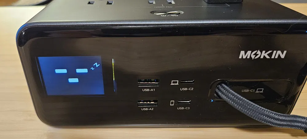 Station de recharge MOKiN 8-en-1 en mode veille.